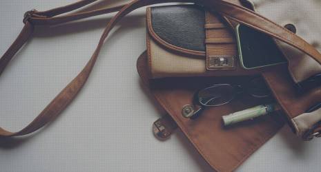 ¿Qué factores pueden afectar el desgaste de los accesorios de transmisión y embrague?