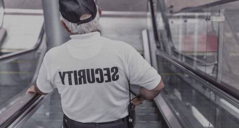 ¿Qué medidas de precaución se deben tener en cuenta al operar un equipo de elevación?
