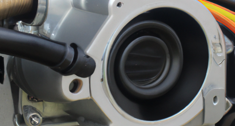 ¿Cómo influye la recalibración del regulador de presión en el rendimiento de un motor turbocargado?