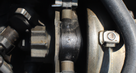 ¿Cuál es la función específica de un tensor de correa en un motor?