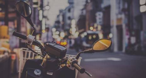 ¿Qué precauciones se deben tener al estacionar un vehículo con retrovisores exteriores desplegados?