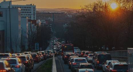¿Qué medidas de precaución se deben tomar al instalar focos exteriores en árboles o vegetación frondosa?