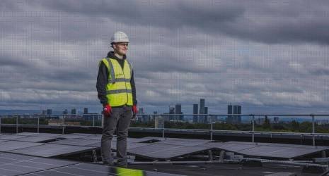 ¿Cómo afecta la altura de instalación de los focos exteriores solares su eficiencia energética?