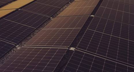 ¿Cómo influye la orientación geográfica en la carga y eficiencia de los focos exteriores solares?