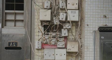 94. ¿Los cables eléctricos pueden ser dañados por la exposición constante a la luz solar en un coche estacionado?
