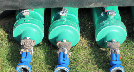 ¿Qué dimensiones debe tener la tubería para la bomba de agua?