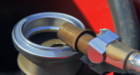 ¿Qué factores pueden provocar una falla prematura en un regulador de presión de combustible?