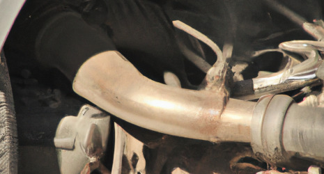 ¿Qué sucede si el filtro de combustible está obstruido en una bomba de combustible de alto rendimiento?
